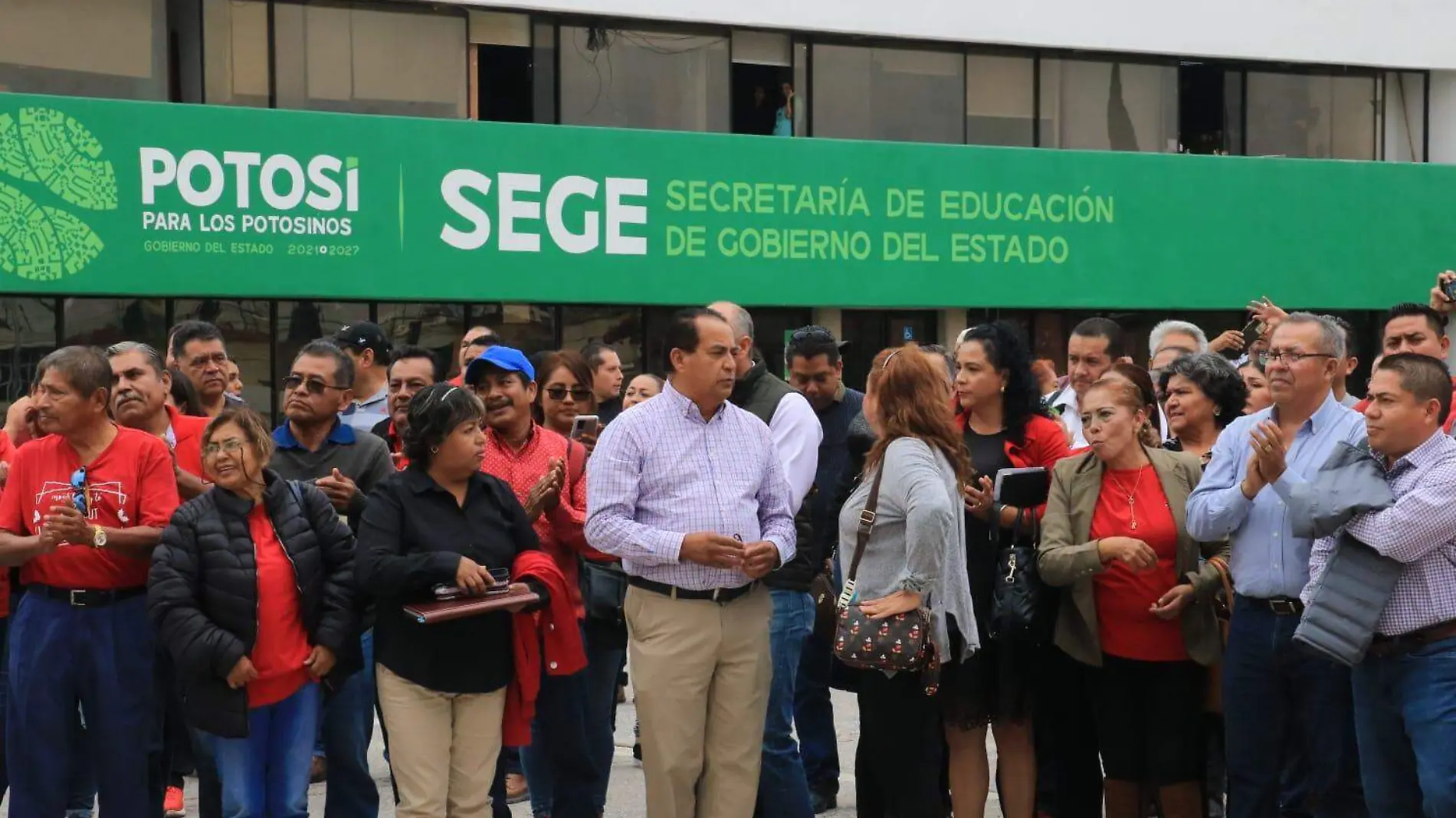 Maestros  de telesecundarias manifestaron en la SEGE (1)